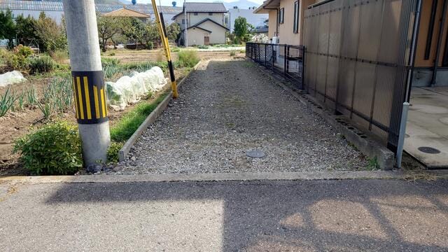 入口路地、奥側が物件となります