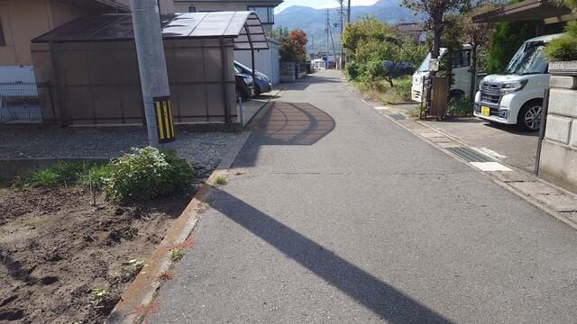 接道、左手電柱の奥側が入口路地