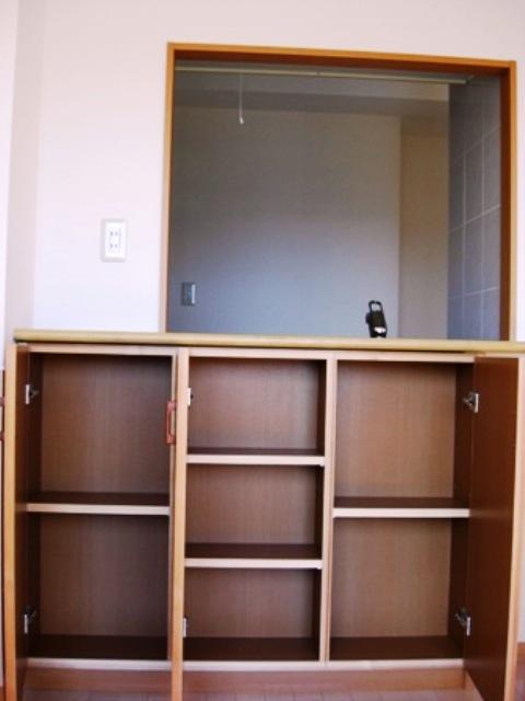 キッチン裏収納棚です。