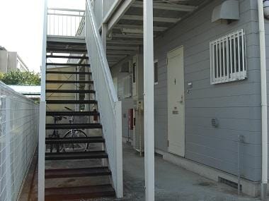 北側です。二階への外階段です。