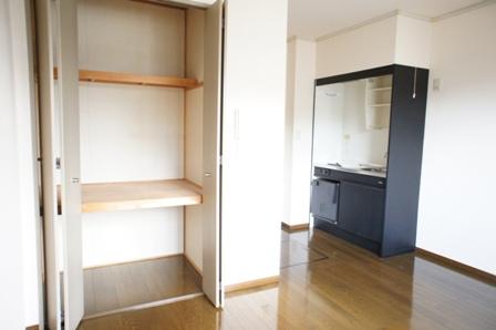 キッチン(ヒーター付きミニ冷蔵庫)・収納です。