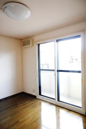 二重窓になっています。駅近くですがちょっと安心!!