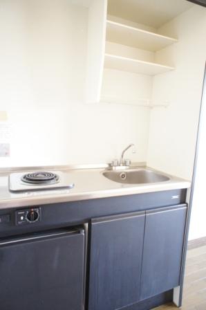 ヒーター付き流し台です。ミニ冷蔵庫が付いています。