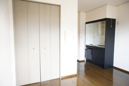 ヒーター付き流し台です。ミニ冷蔵庫が付いています。