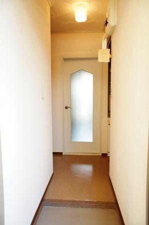 玄関から洋室へドアあり便利です。