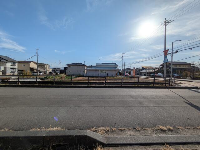 北側より撮影 (前面道路含む)