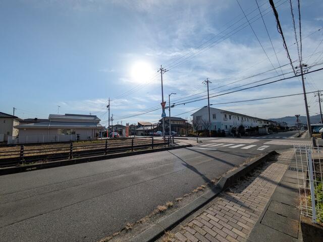 北側より南西方向に撮影 (前面道路含む)