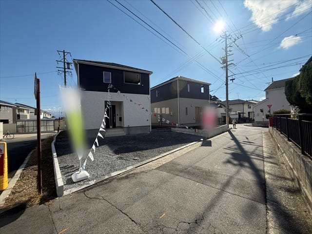 前面道路の幅員は4mですので、目の前の道路を走る車がスピードを出さないのでお子さんがいても安心ですね。