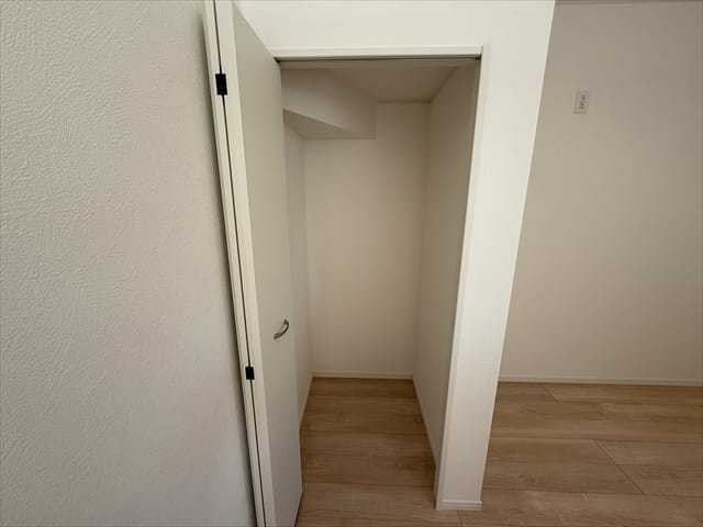 キッチンの横に収納スペースがありますので、ここにはダミーの安いお菓子を置いておきましょう。そうすることでこの家にはお菓子がここにしかないと子供たちに思われ、床下収納の中の秘密のお菓子は無事です!