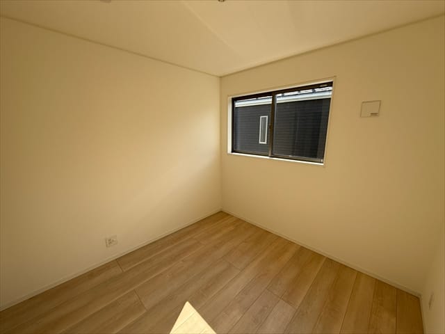 このお部屋はバルコニーに隣接はしていますが、このお部屋からはバルコニーに出られないので小さなお子さんには安心です。