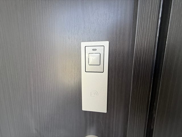 カードキーをタッチして鍵を開けられます。いつからそんな時代に!?