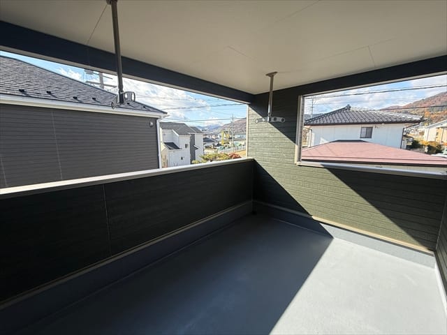 たっぷり陽射しが射し込むバルコニーがありますので、いつも乾かないでおなじみの私のあの白いパーカーもすっきり乾きそうです(伝わらない)