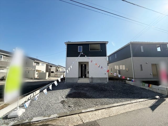 青空×グリーンの外壁がオシャレすぎます。