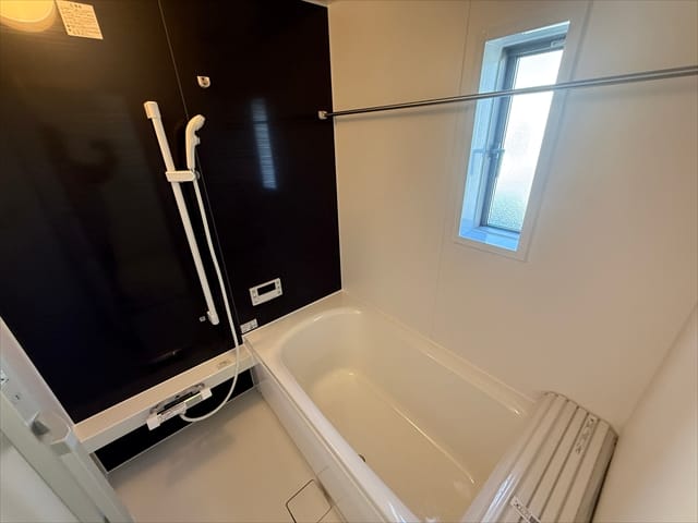 私だったら足を伸ばすどころか横になれそうな広いお風呂(そんなに小さくないはずです)