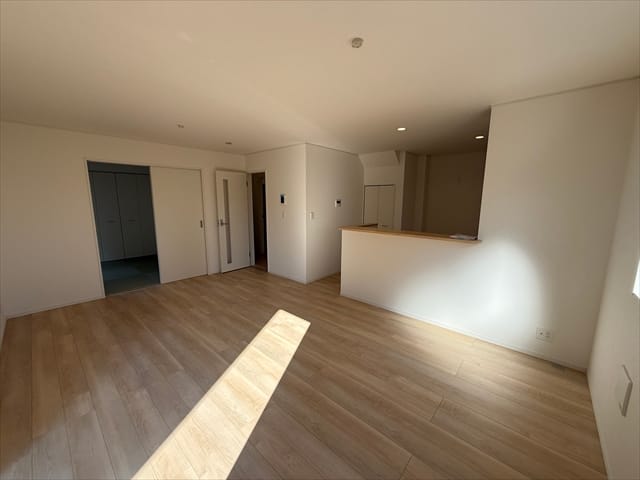 明るいリビングですので、お子さんの遊び場にもなりそうです・・・。あんまり走ると怒られるよー!