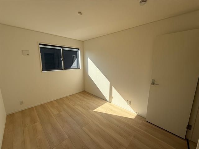 このお部屋も陽当たりが良好ですね。