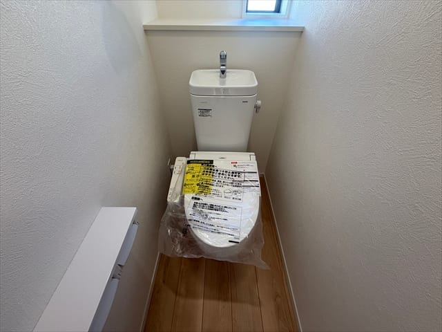 トイレは2階にもありますので、世にも奇妙な物語を見てしまった夜はここで用を足しましょう!なるべく急いで・・・ちなみに後ろにいるのは誰ですか・・・?