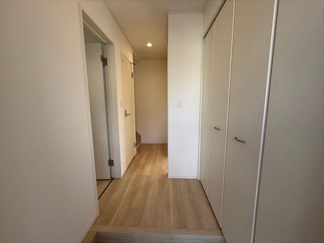 玄関スペースは広いので、お子さんと一緒に並んで靴を履けます。あー、でも左右逆に履いてますよ!