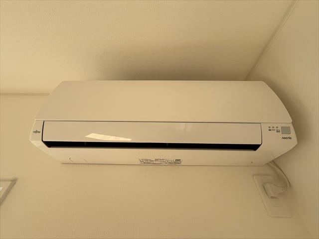 リビングにはエアコンが1台設置済みです。夏はこいつがいないと無理ですね。