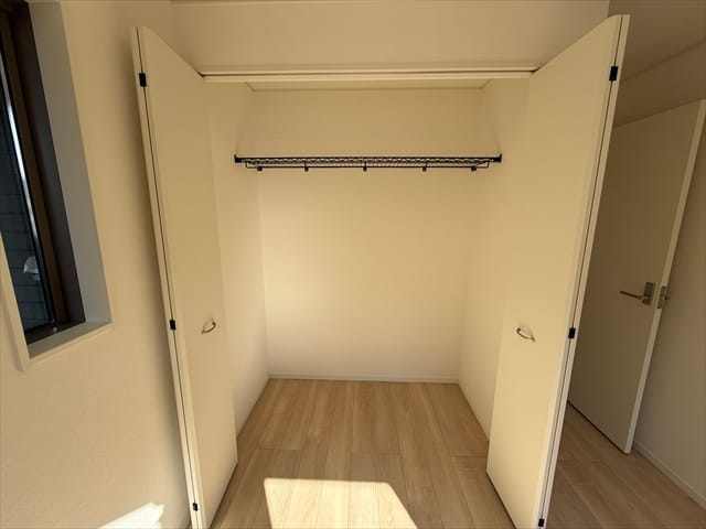 こちらにも大きなクローゼットがついています。