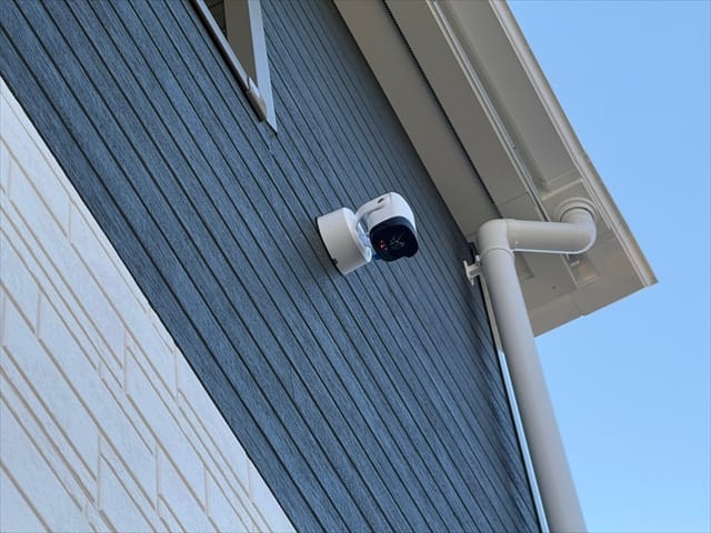 じーっとこちらも見ているのは防犯カメラです。買った時からついているというのは嬉しいですね。