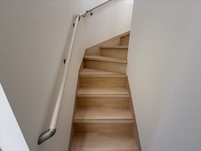 階段部分は手すりがついていますので、二日酔いで1階に下りる際に階段から落ちることもありません。(経験済み)