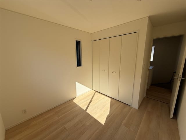 隣は5帖の洋室です。子供部屋にいかがでしょうか。