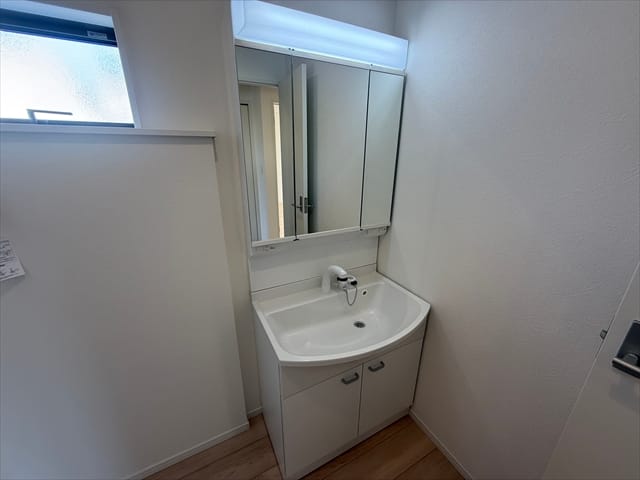 洗面台は鏡が大きいので、年頃のお子さんの身支度に一役買ってくれますね。