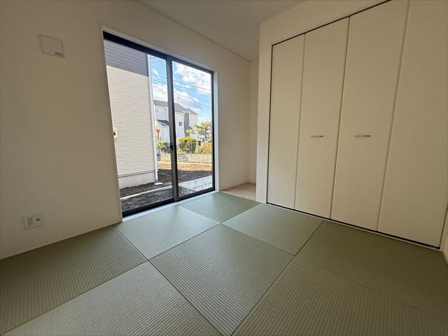 リビングに隣接する形で5帖の和室がございます。私だったら1日の大半をここで過ごしてしまうかもしれません・・・