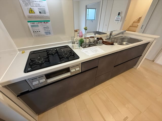 お料理をしながらリビングの様子を眺めることが出来ますね。