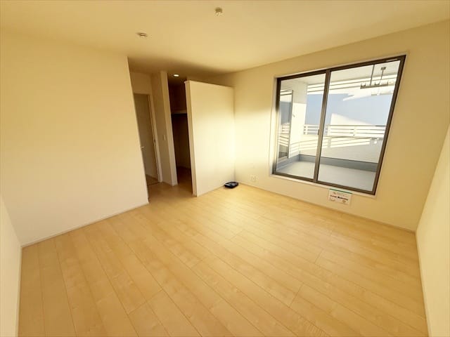 2階で一番広いお部屋は8.19帖の洋室でございます。