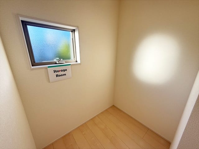 2階の廊下にはストレージルームという収納スペースがございます。普段使わない家電などを収納しておくことが出来ますね。