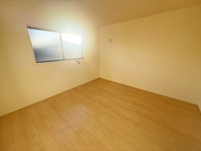 すみません、ちょうど陽射しが窓から入ってきてしまって随分ノスタルジックな写真になってしまっていますが、決してノスタルジーがテーマのお部屋ではございません。