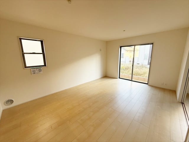 子供たちが走り回って・・・あ、転んだ。