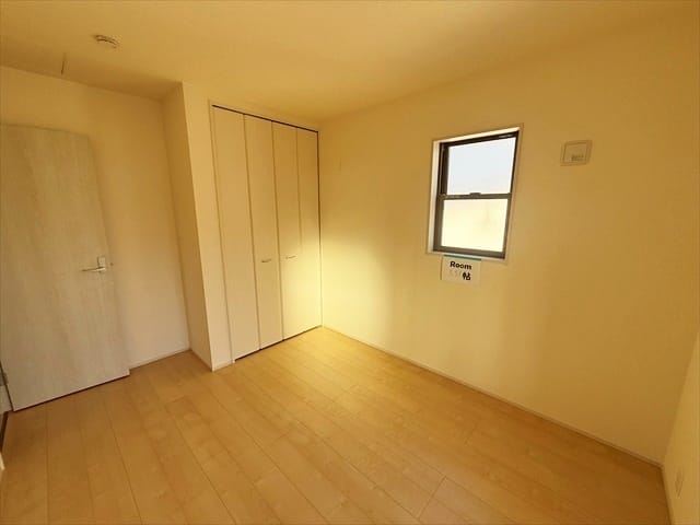 隣のお部屋は5.51帖の広さがございます。