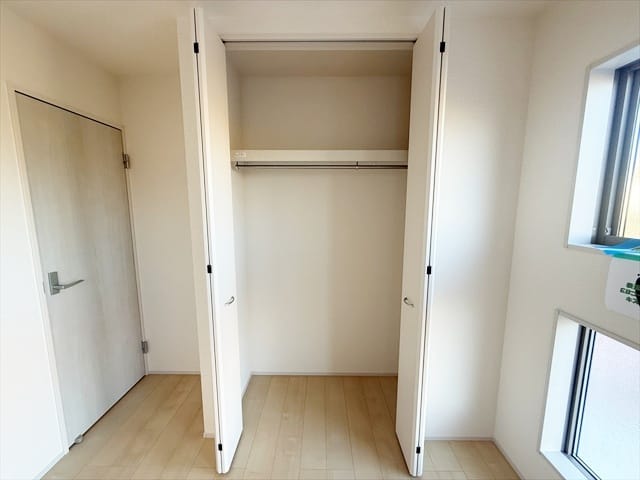 お子さんのおもちゃなどもしっかり収納出来る広さのクローゼットですね。