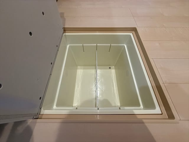 便利な床下収納もございます。お子さんにはあげられないたかーいチョコレートはここに入れときましょう。取り出す際にジェームズ・ボンドのように慎重に・・・