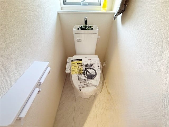 1階のトイレは玄関の近くにありますので、駆け込みトイレが多い方には嬉しいですね。(私もその1人)
