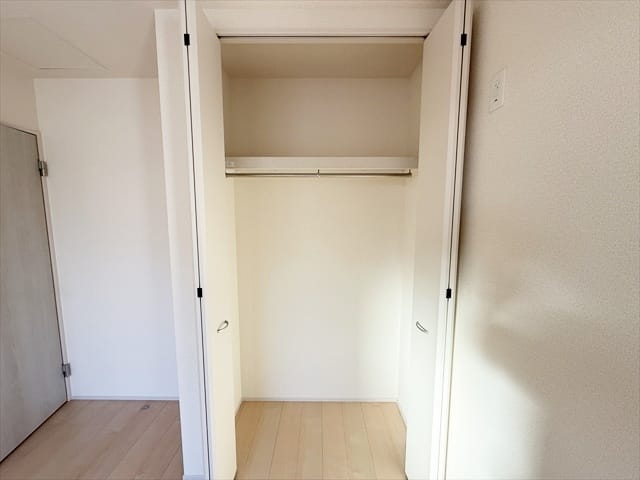 丈の長いコートなどもかけられるクローゼットです。