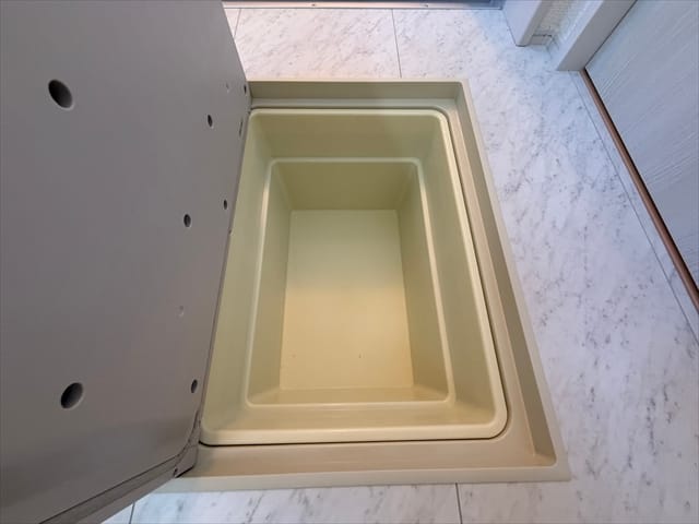 こちらの床下収納は、シャンプーを使おうと思ったら無くなっていた方のつよーい味方です。(お風呂のすぐ近くにある収納なので、詰め替えを入れておけば、お風呂から手を伸ばして取り出すことが出来ます。)