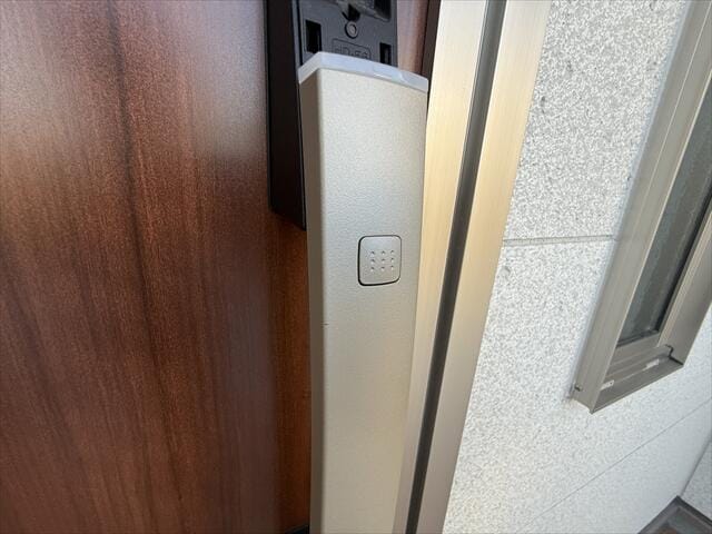 カードキーをかざすことで解錠が可能です。鍵を刺して回して・・