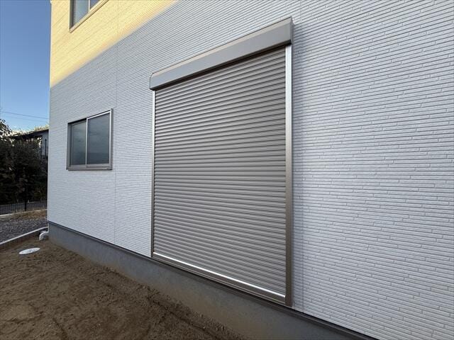 シャッター付き雨戸がありますので、台風直撃の翌日に「あれ、網