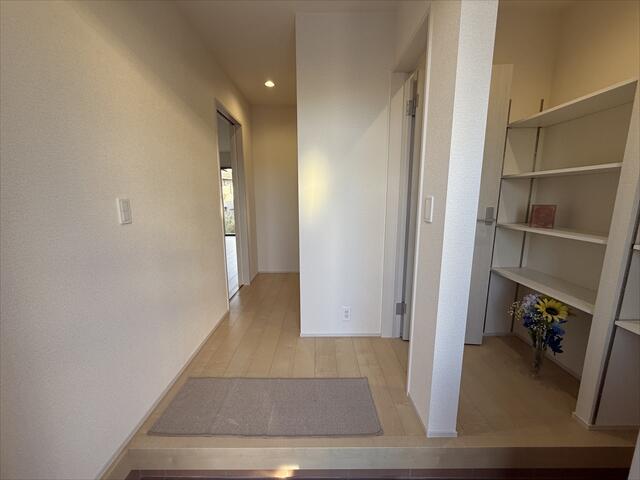 玄関はとても開放的なスペースとなっております。