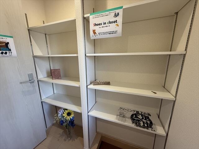 シューズボックスは大きいので、「お母さんこんなのいつ履くの?