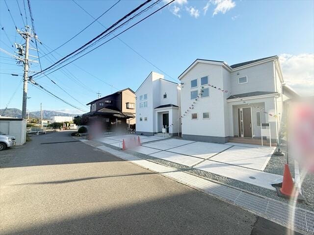 前面道路の幅員は4.2mほどございます。とても広いわけではな