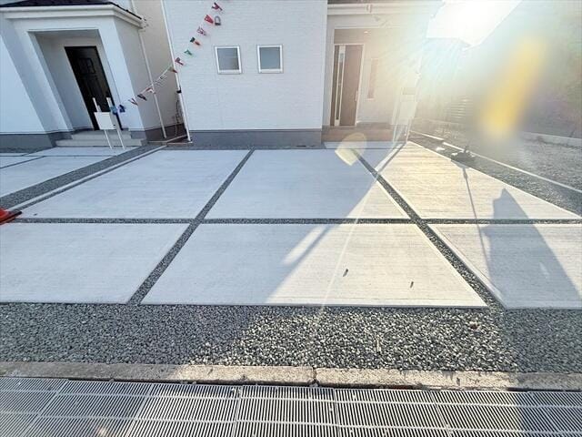 駐車スペースは2台分ございます。(大きなアメ車とかだと・・・