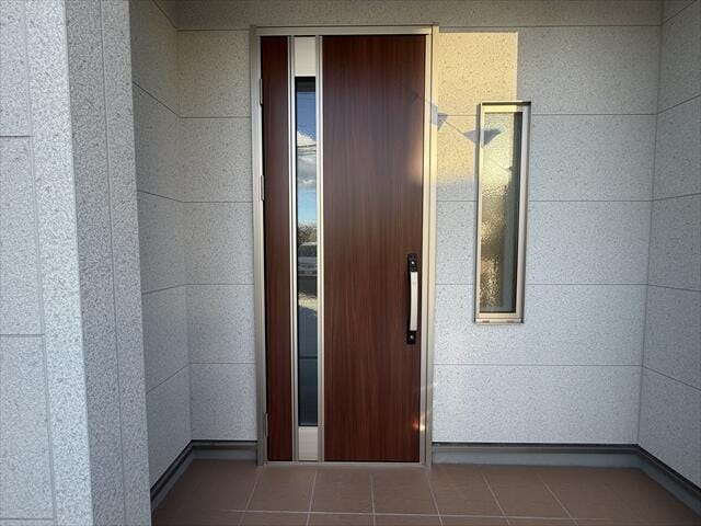 玄関扉もオシャレなデザインですね。家に帰ってきて一番最初に目