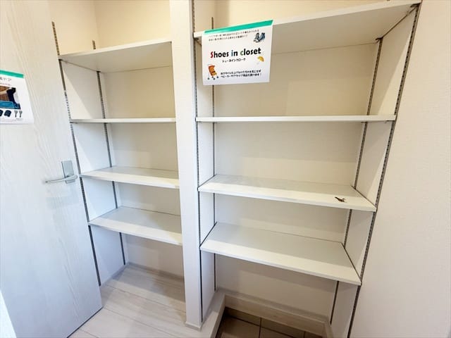 シューズボックスは大きいので、「お母さんこんなのいつ履くの?」と言われてるのに捨てられないあのブーツも入れられます。