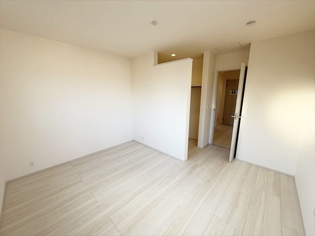 2階で一番広いお部屋は7.25帖の洋室でございます。