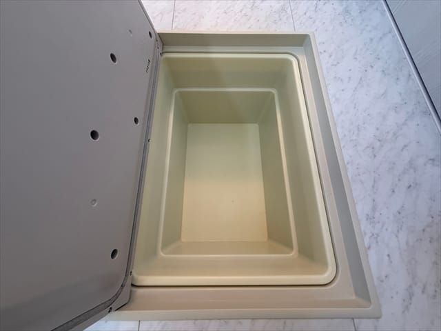 こちらの床下収納は、シャンプーを使おうと思ったら無くなっていた方のつよーい味方です。(お風呂のすぐ近くにある収納なので、詰め替えを入れておけば、お風呂から手を伸ばして取り出すことが出来ます。)